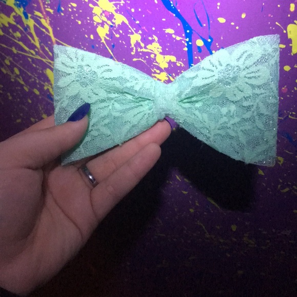 Bow - Picture 1 of 2